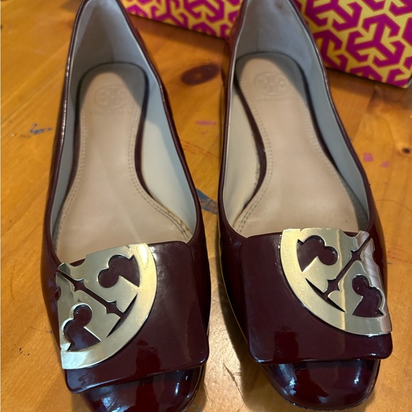 Tory Burch Maroon square toe Flats with Gold Detailing 6.5 - Picture 2 of 8